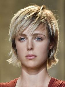kort blond haar model
